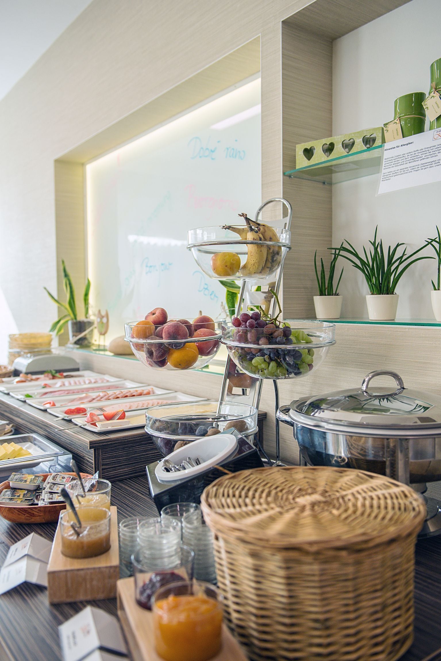 Petit déjeuner buffet (15 EUR par personne)