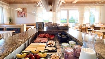 Frukostbuffé varje dag (EUR 10 per person)