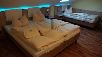 Camera tripla | Biancheria da letto ipoallergenica, una cassaforte in camera