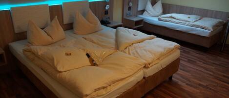 Triple Room | เครื่องนอนป้องกันสารก่อภูมิแพ้, ตู้นิรภัยในห้องพัก, โต๊ะทำงาน, Wi-Fi ฟรี