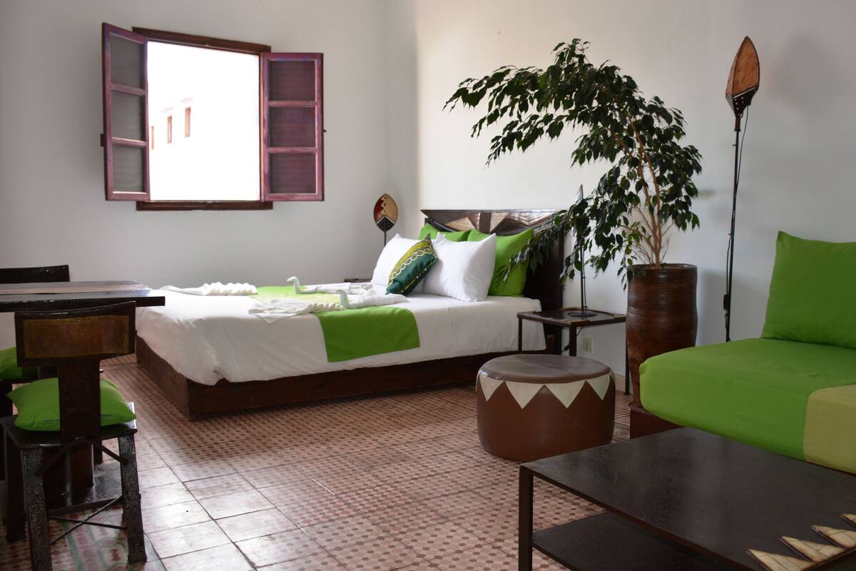 8 bedrooms, Egyptian cotton sheets, premium bedding