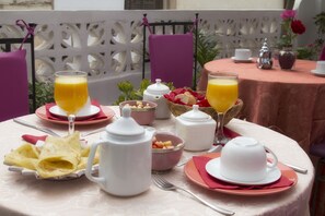 Outdoor dining - Riad Asmitou (Essaouira)