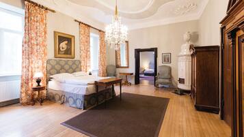 Family Apartment, 2 Bedrooms | In-room safe, individually decorated, individually furnished