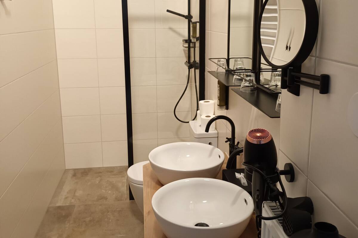 family apartment, 2 bedrooms | bathroom | free toiletries, hair dryer, slippers