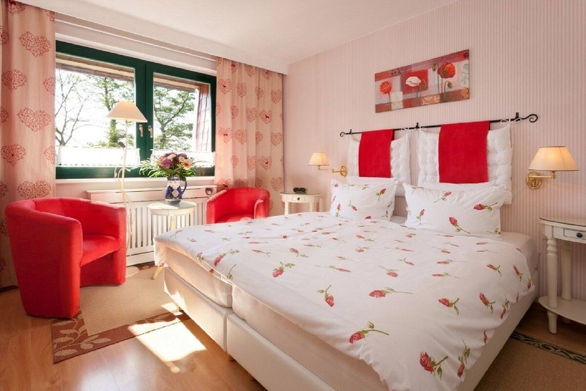 Suite, Lake View | In-room safe, desk, free cots/infant beds, bed sheets