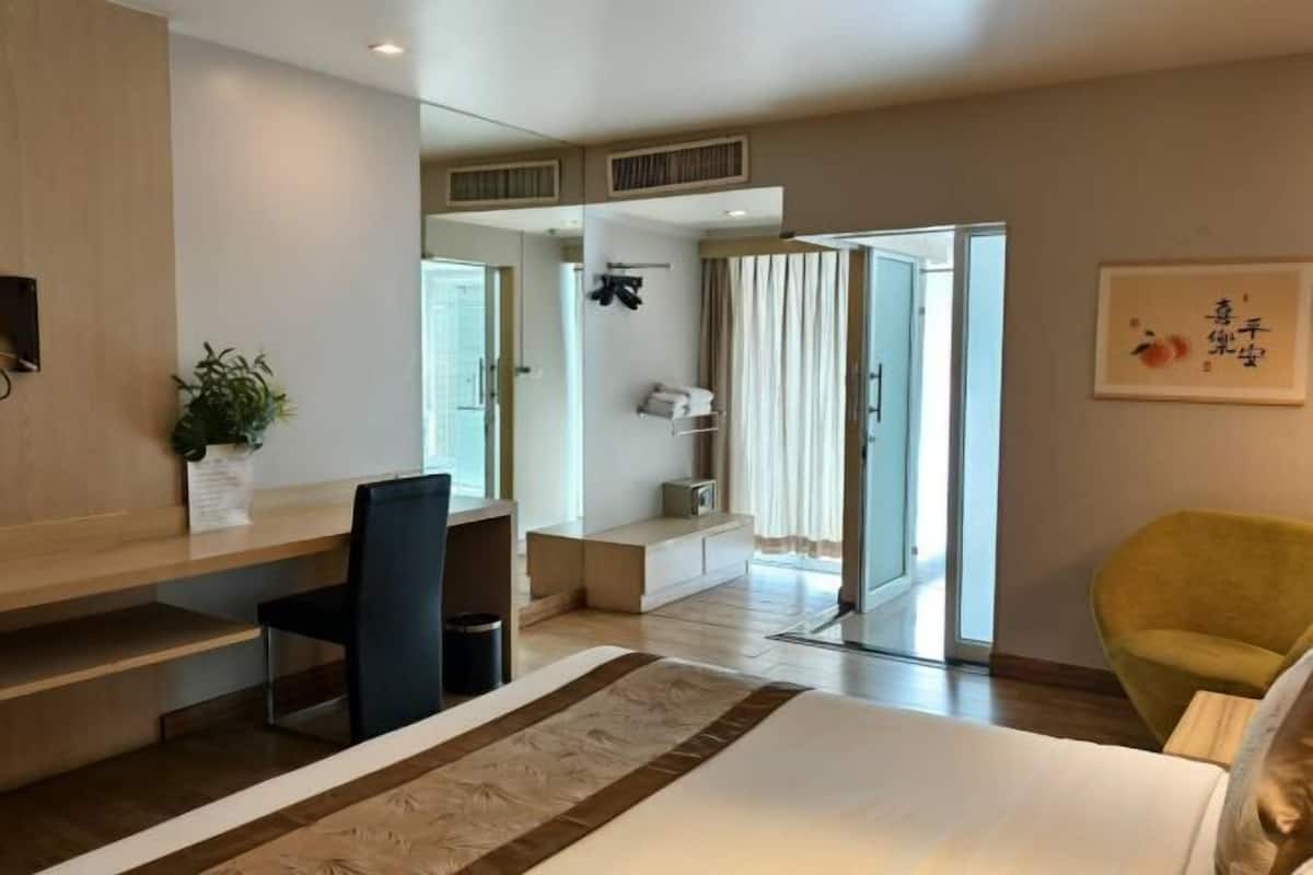 1 bedroom, premium bedding, minibar, in-room safe