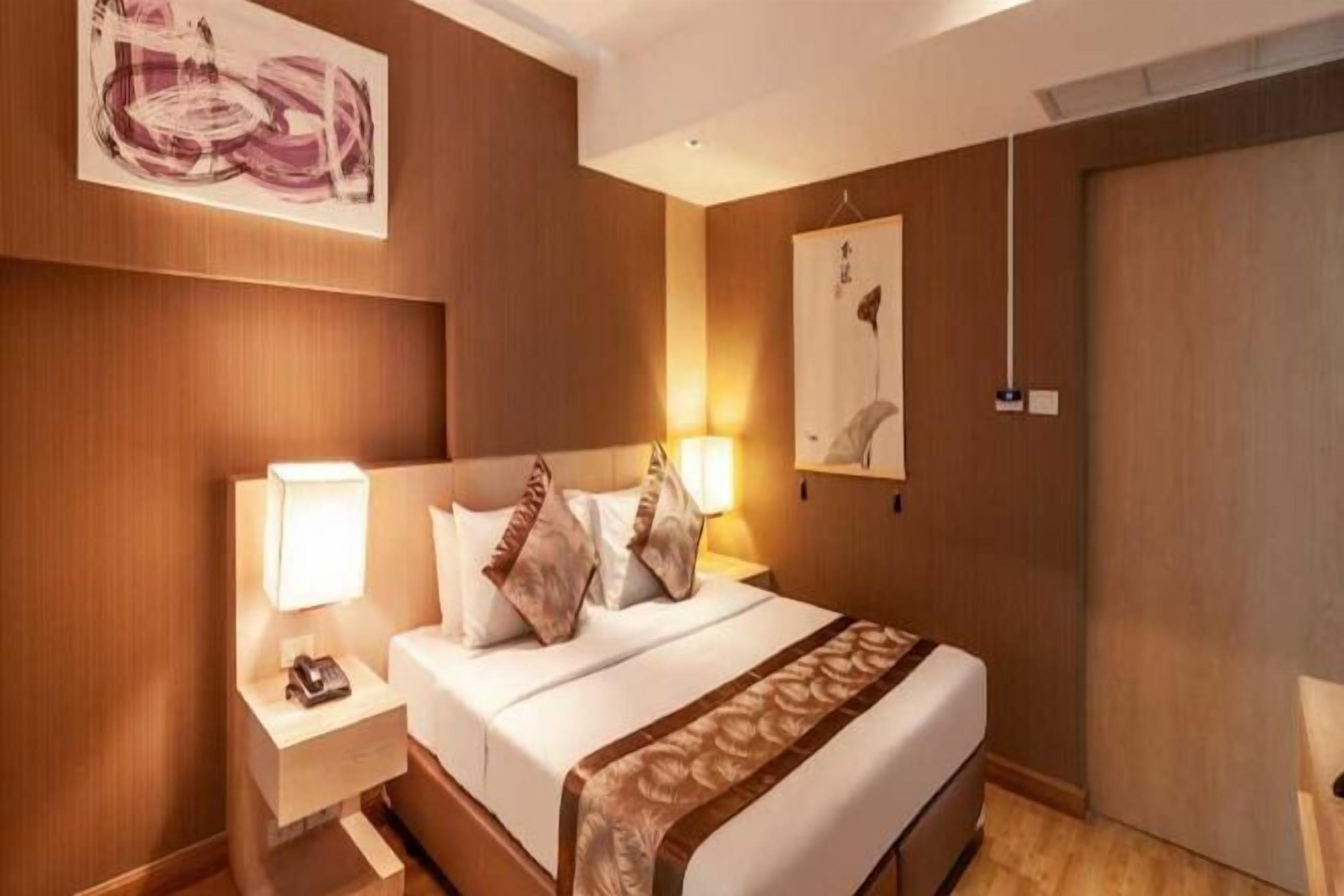 Premium bedding, minibar, in-room safe, desk