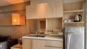 Executive Suite, 1 Double Bed, City View | Private kitchenette