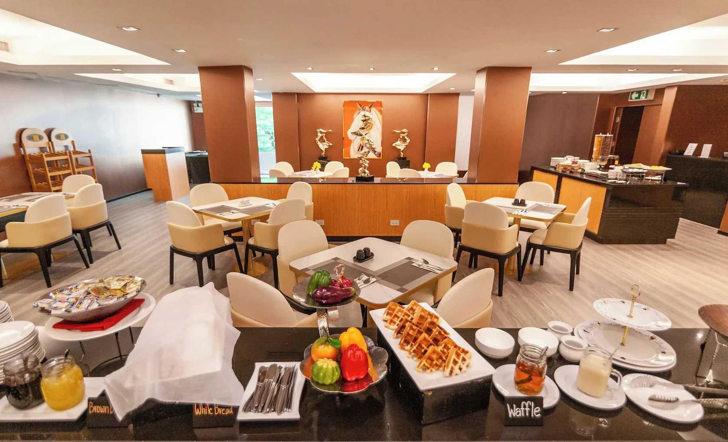 供应早餐、午餐和晚餐