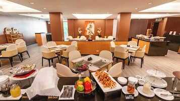 تقديم الإفطار والغداء والعشاء