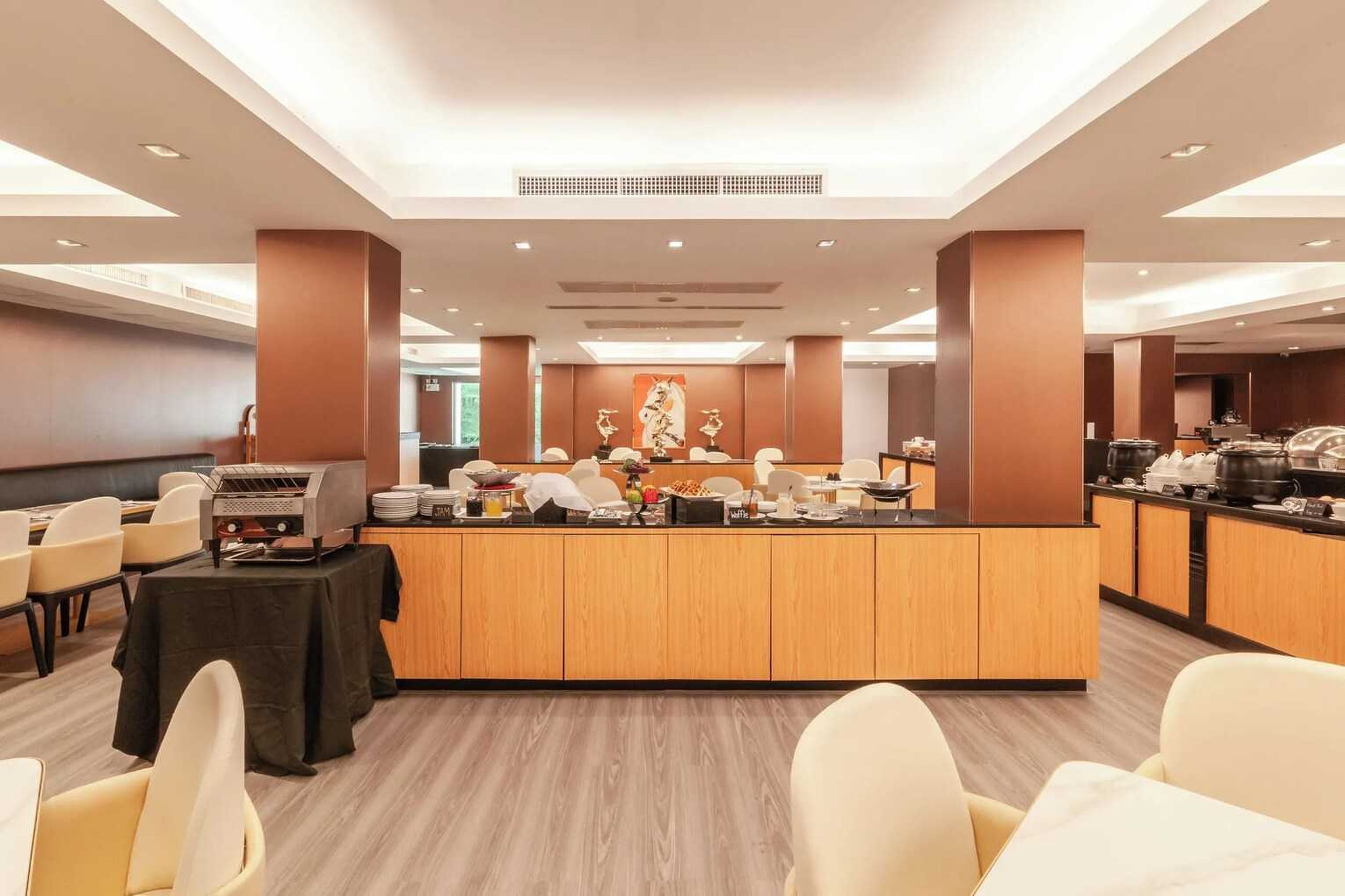 朝食、ランチ、ディナーに営業