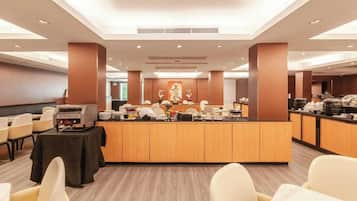 Serveert ontbijt, lunch en diner