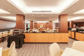 Frukost, lunch och middag serveras