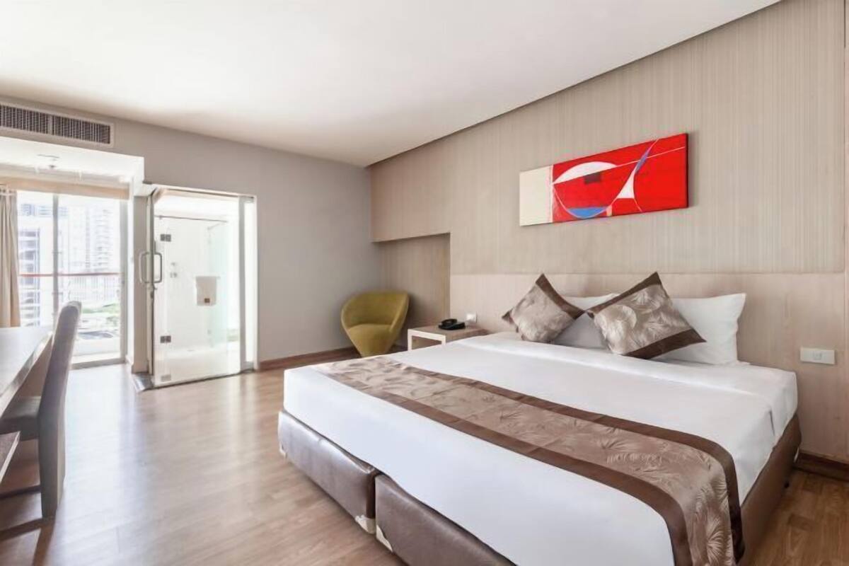 1 bedroom, premium bedding, minibar, in-room safe