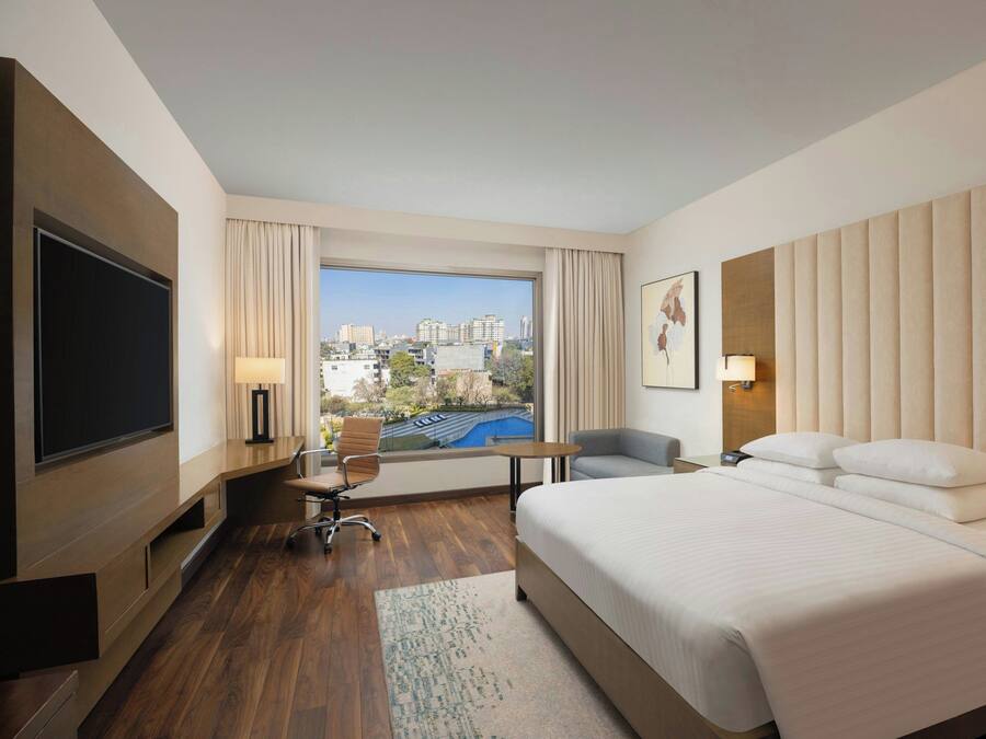 Kamer, 1 kingsize bed | Luxe beddengoed, donzen dekbedden, een minibar, een kluis op de kamer