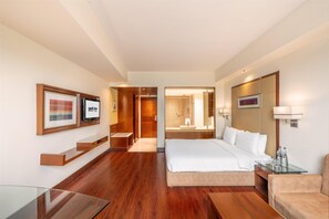 Habitación superior | Ropa de cama de alta calidad y minibar