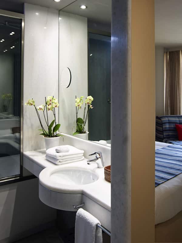 Amenidades de baño gratuitas, secadora de cabello, batas, pantuflas