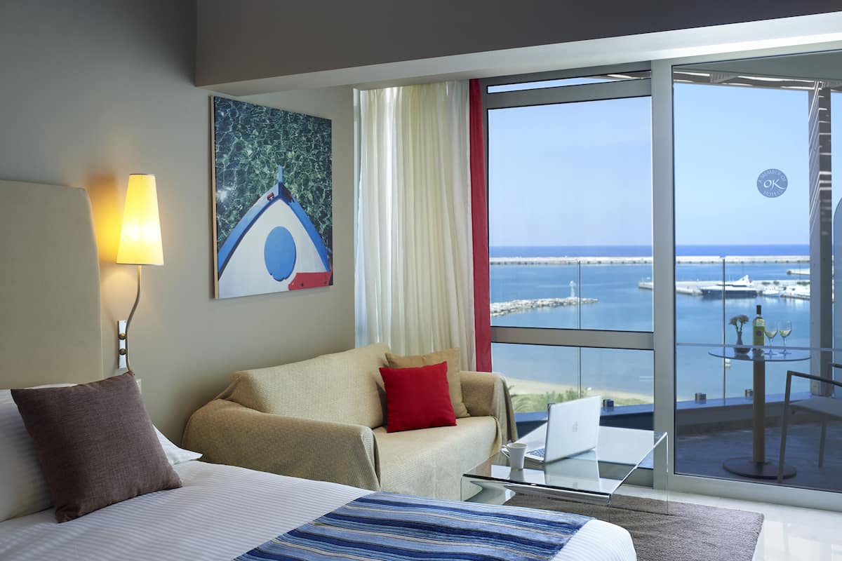 Deluxe Suite, Sea View | 1 bedroom, minibar, in-room safe, blackout drapes