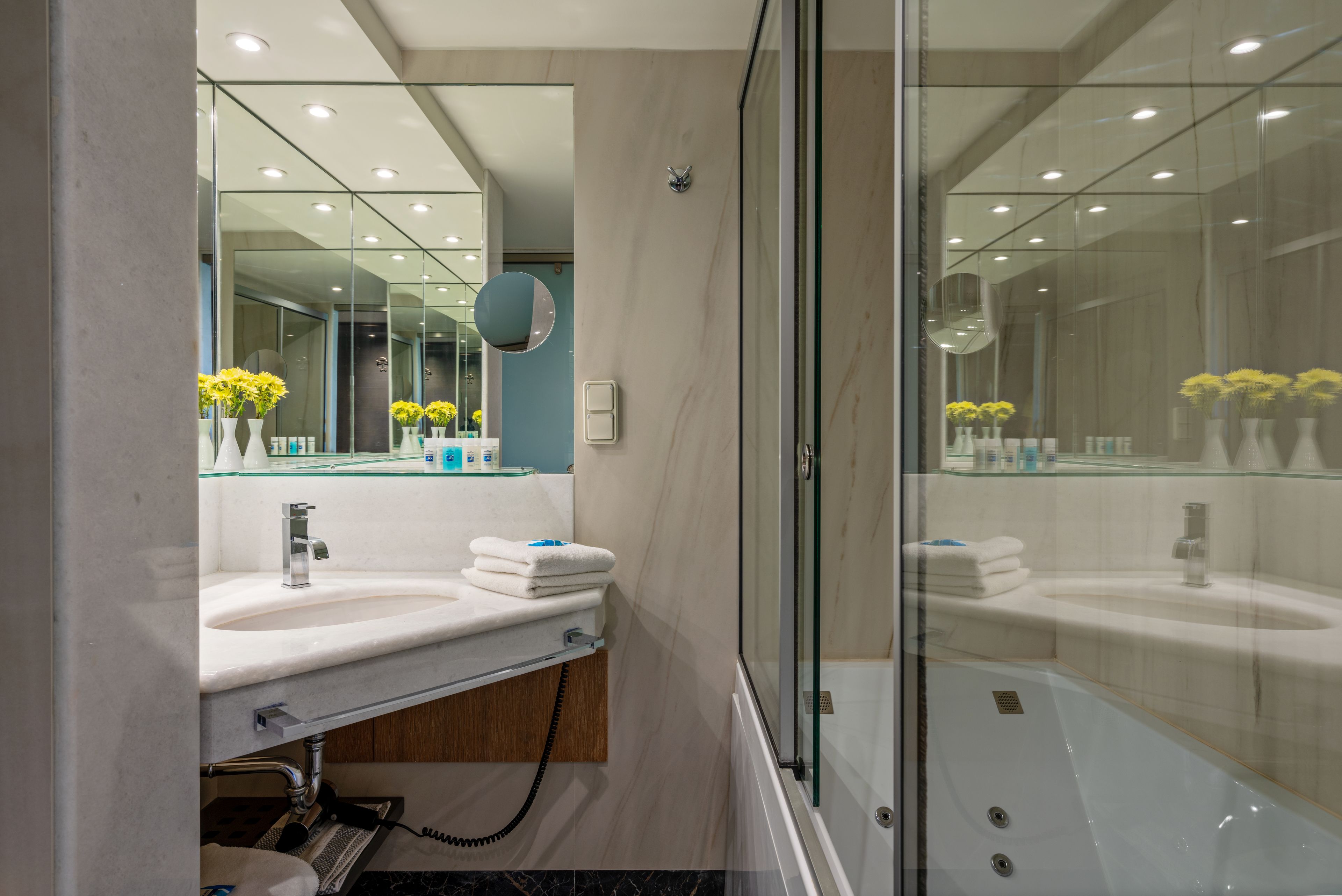junior suite, jetted tub, sea view | bathroom | free toiletries, hair dryer, bathrobes, slippers
