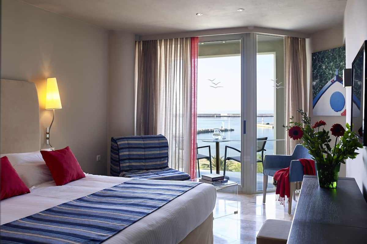 Junior Suite, Sea View | 1 bedroom, minibar, in-room safe, blackout drapes