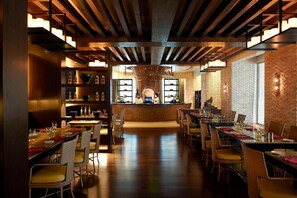 4 restaurantes; se sirven desayunos, almuerzos y cenas