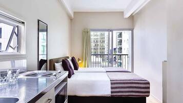 Studio, 2 Twin Beds | Desk, iron/ironing board, free WiFi, bed sheets