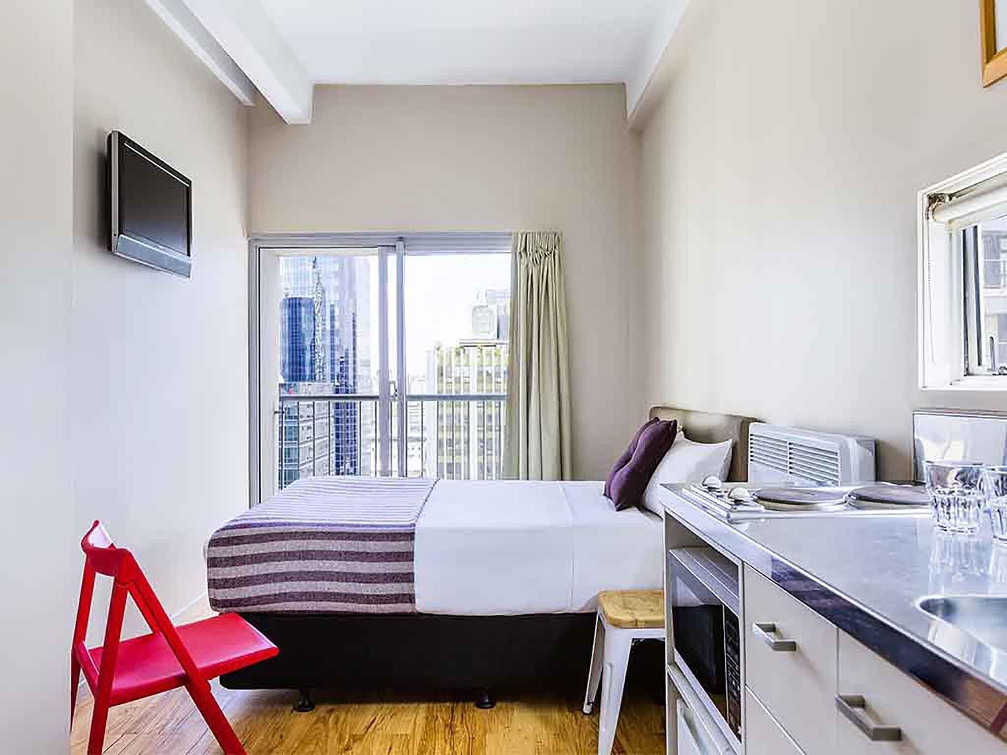 Estudio, 1 cama matrimonial | Escritorio, tabla de planchar con plancha, wifi gratis y ropa de cama 