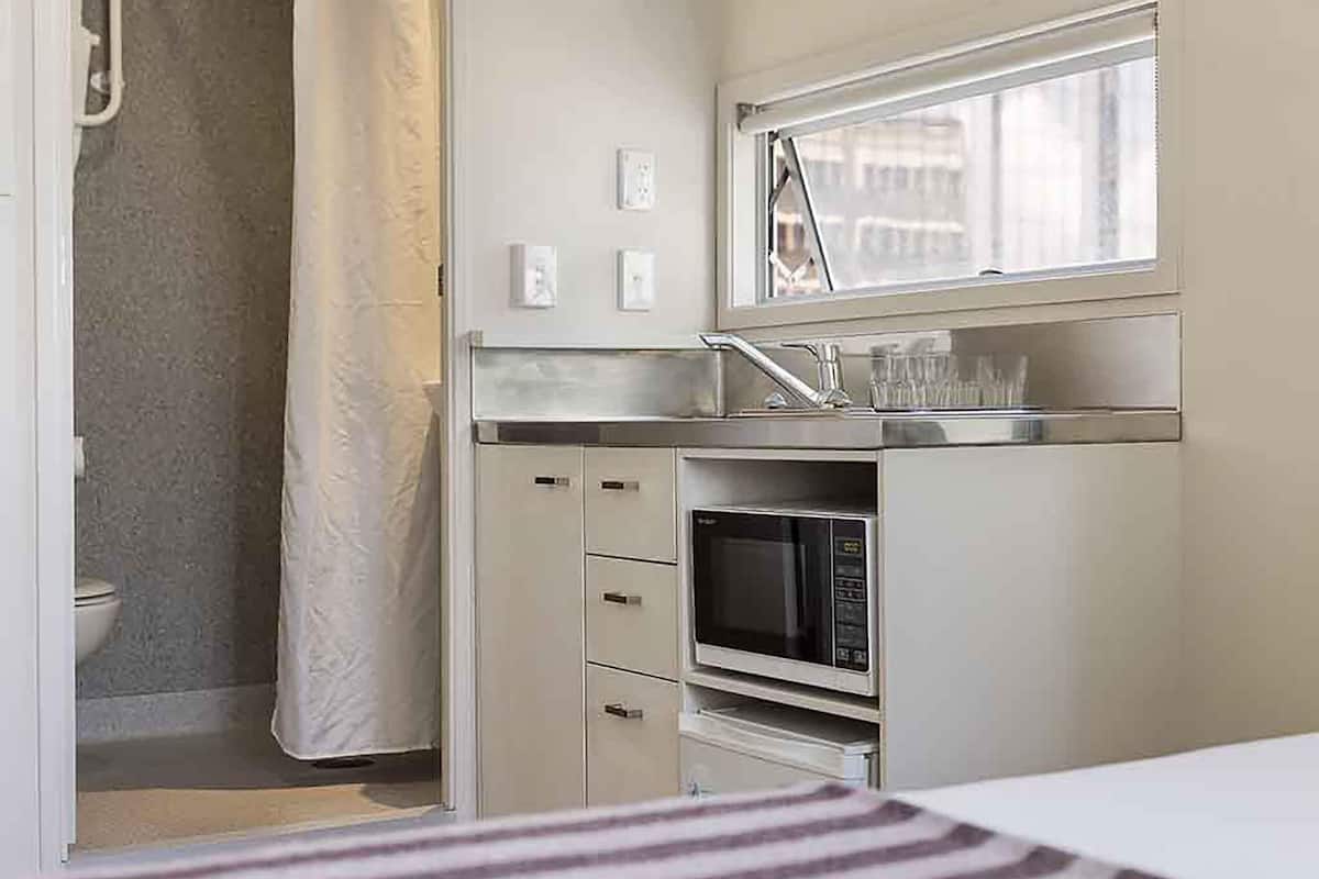 Escritorio, tabla de planchar con plancha, wifi gratis y ropa de cama