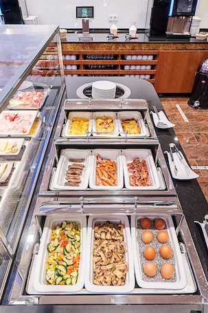 Free daily buffet breakfast