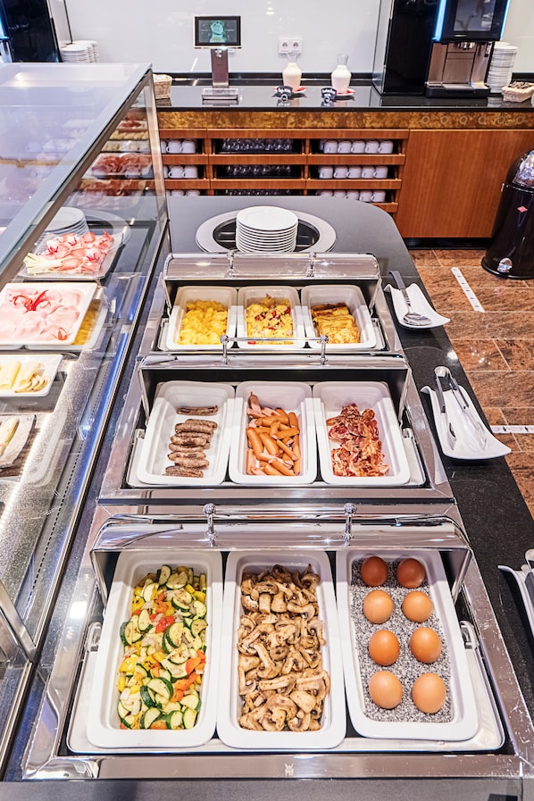Free daily buffet breakfast