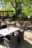 供应早餐、午餐和晚餐，国际美食，室外就餐