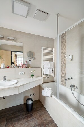Een douche, gratis toiletartikelen, een haardroger, handdoeken