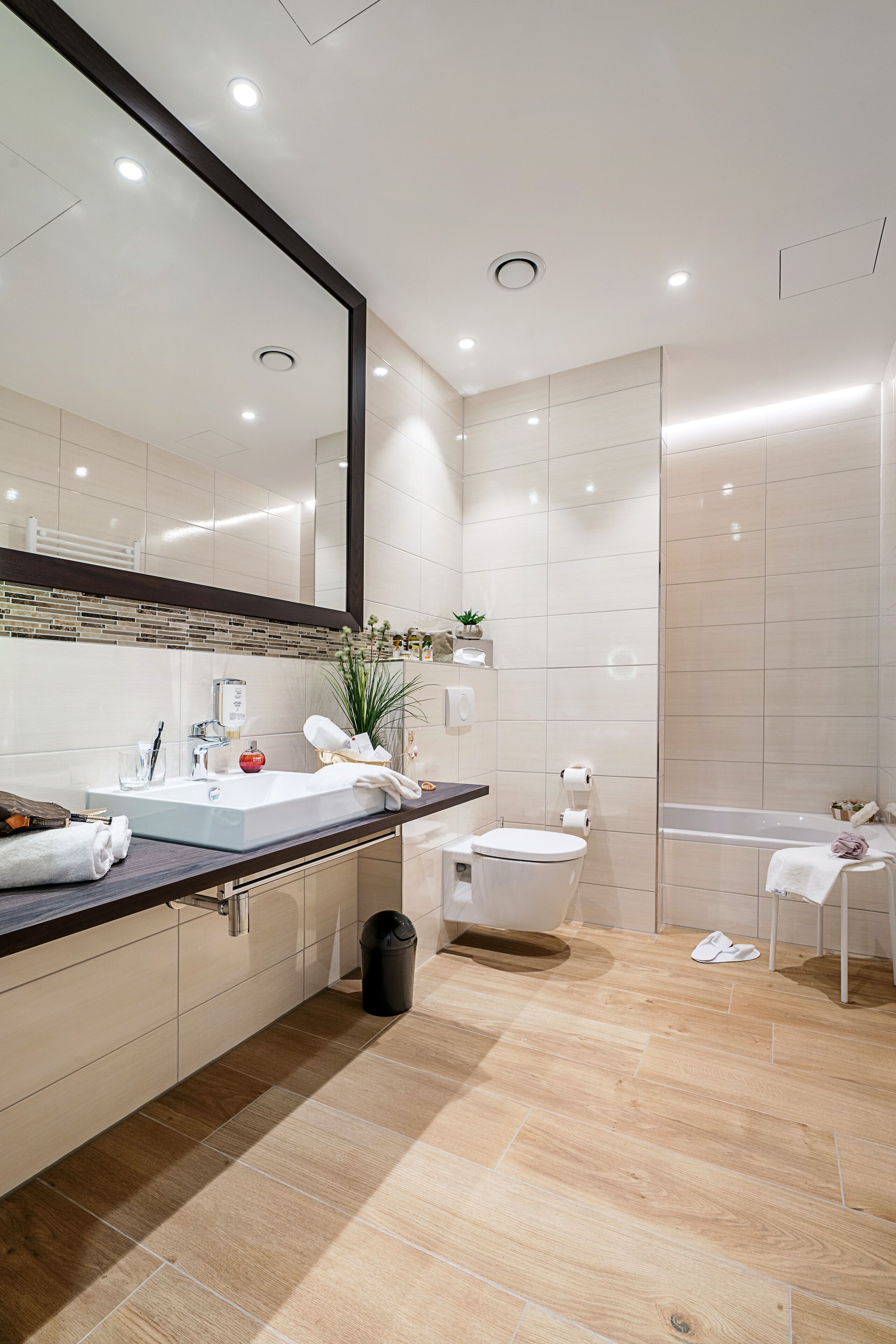 grand double room | bathroom | shower, free toiletries, hair dryer, towels