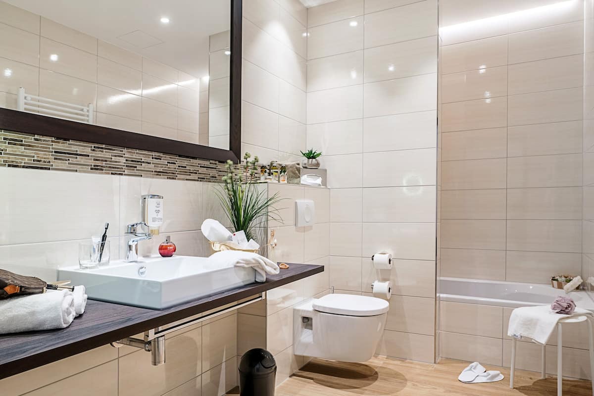 grand double room | bathroom | shower, free toiletries, hair dryer, towels