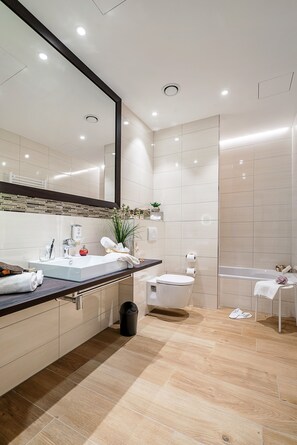 Grand-Doppelzimmer | Badezimmer | Dusche, kostenlose Toilettenartikel, Haartrockner, HandtĂŒcher