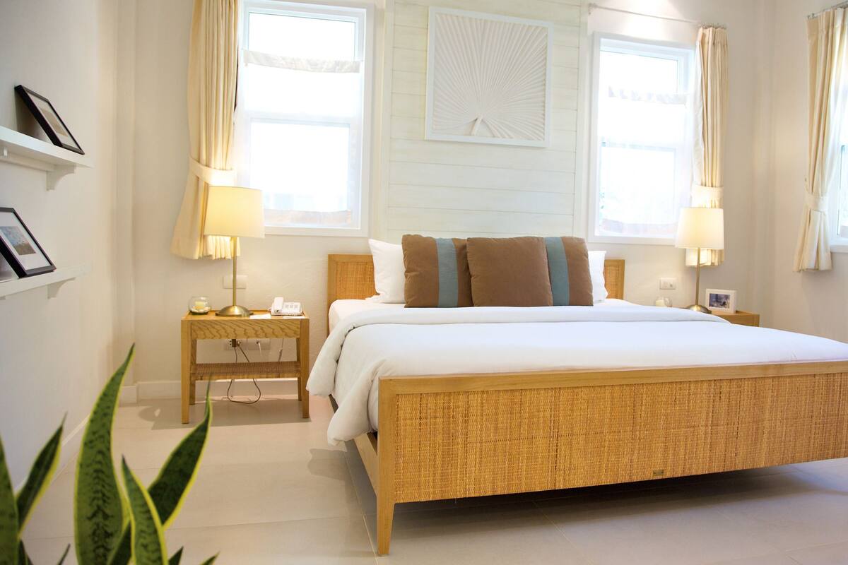 Premium bedding, free minibar items, in-room safe, desk