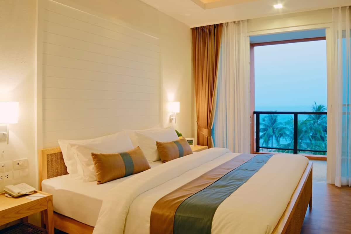 Premium bedding, free minibar items, in-room safe, desk