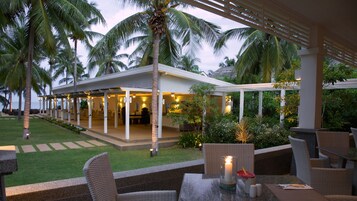 Se sirven almuerzos, cenas y cocina tailandesa 