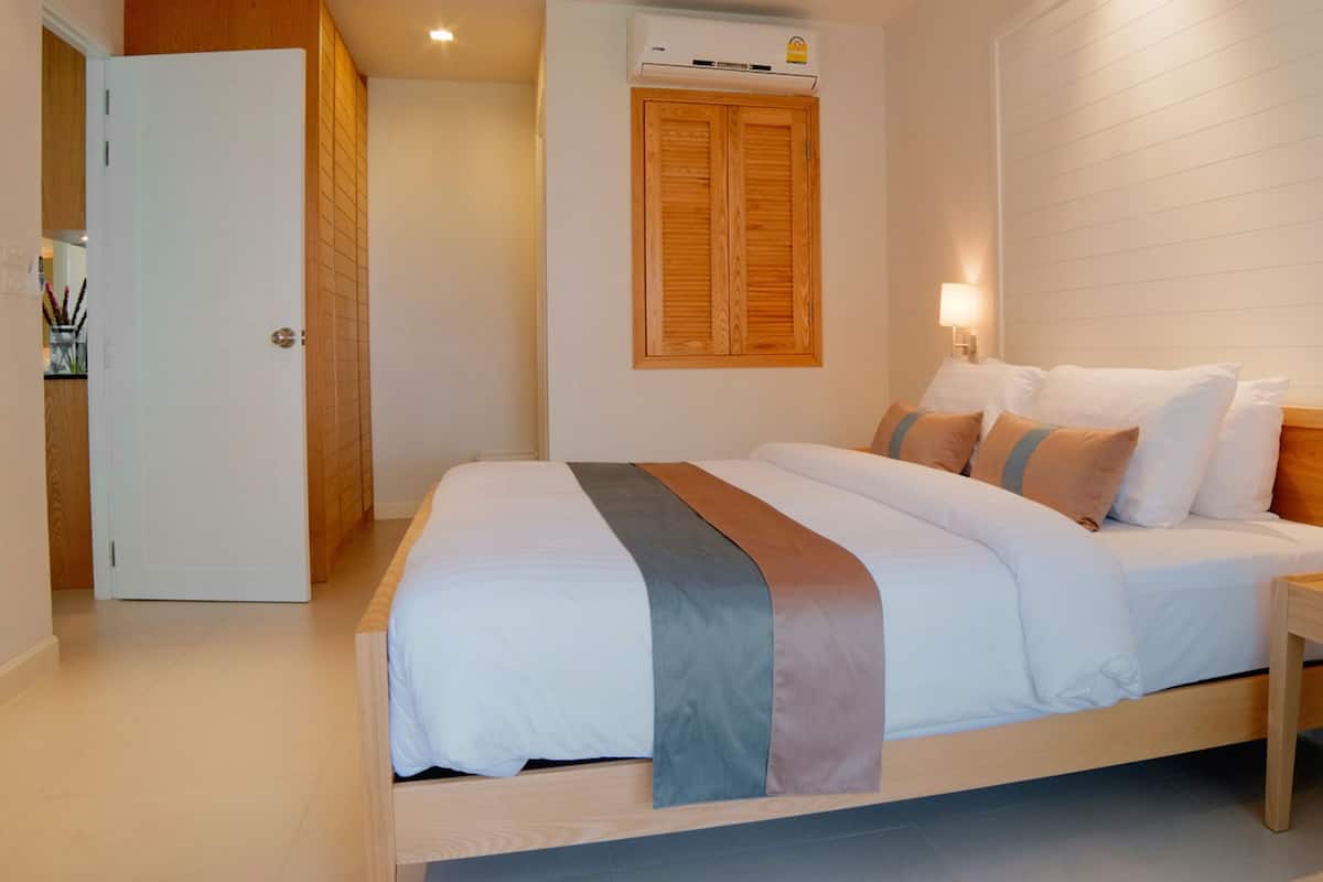 Premium bedding, free minibar items, in-room safe, desk