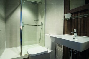 Artículos de higiene personal gratuitos, secador de pelo y toallas