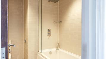 Family Room | Bathroom | Free toiletries, hair dryer, towels