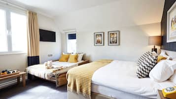 Habitación familiar | Escritorio, espacio para trabajar con laptop y insonorización