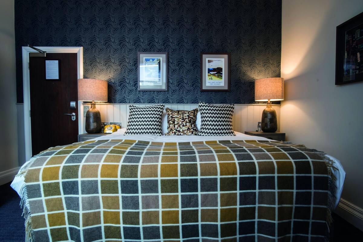 Accessible Double Room | مكتب ومساحة عمل للكمبيوتر المحمول وتجهيزات عازلة للصوت ومكواة/لوح كي