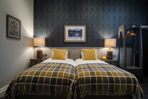 Zweibettzimmer | Schreibtisch, laptopgeeigneter Arbeitsplatz, schallisolierte Zimmer