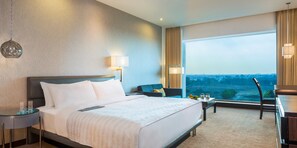 Club Room, 1 King Bed, City View | City view