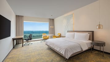 Club Room, 1 King Bed, Non Smoking, City View | 1 bedroom, minibar, in-room safe, desk