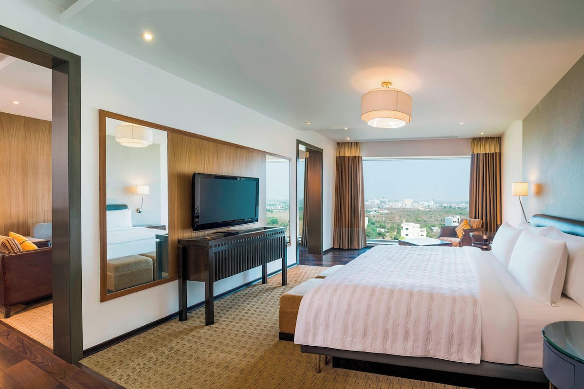 Executive Suite, 1 Bedroom, Non Smoking | 1 bedroom, minibar, in-room safe, desk