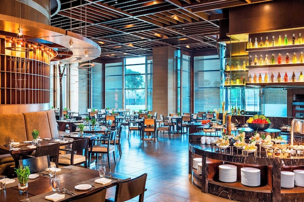 2 restaurants; breakfast, lunch, dinner, and brunch served