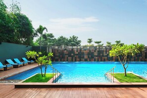 AuĂenpool, geöffnet von 06:00 Uhr bis 22:00 Uhr, Sonnenschirme