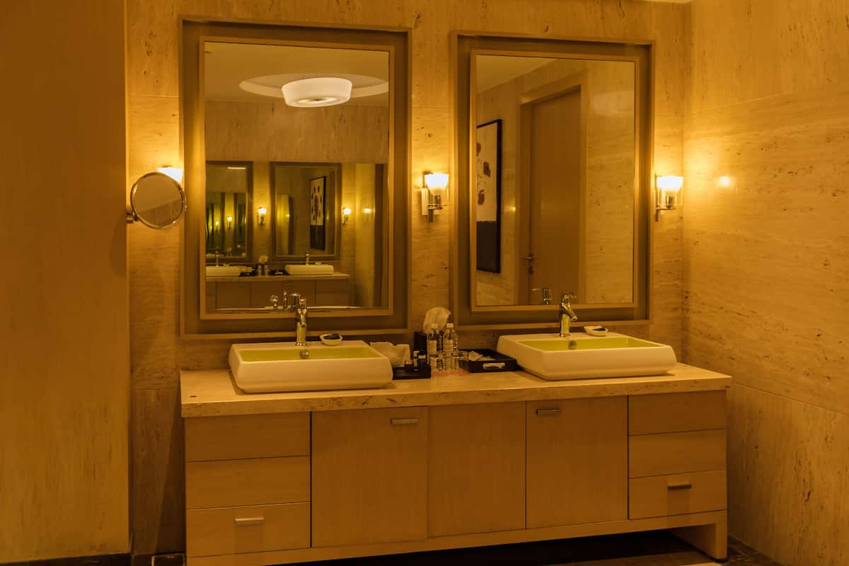 Kostenlose Toilettenartikel, Haartrockner, Hausschuhe, Handtücher